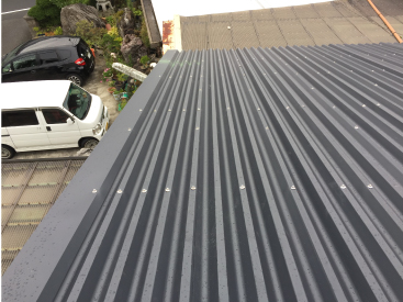 波型スレート屋根カバー工事の画像